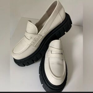 GravityPope Women's Cream Loafers with Black Soles Size 38
Leather Made in Italy